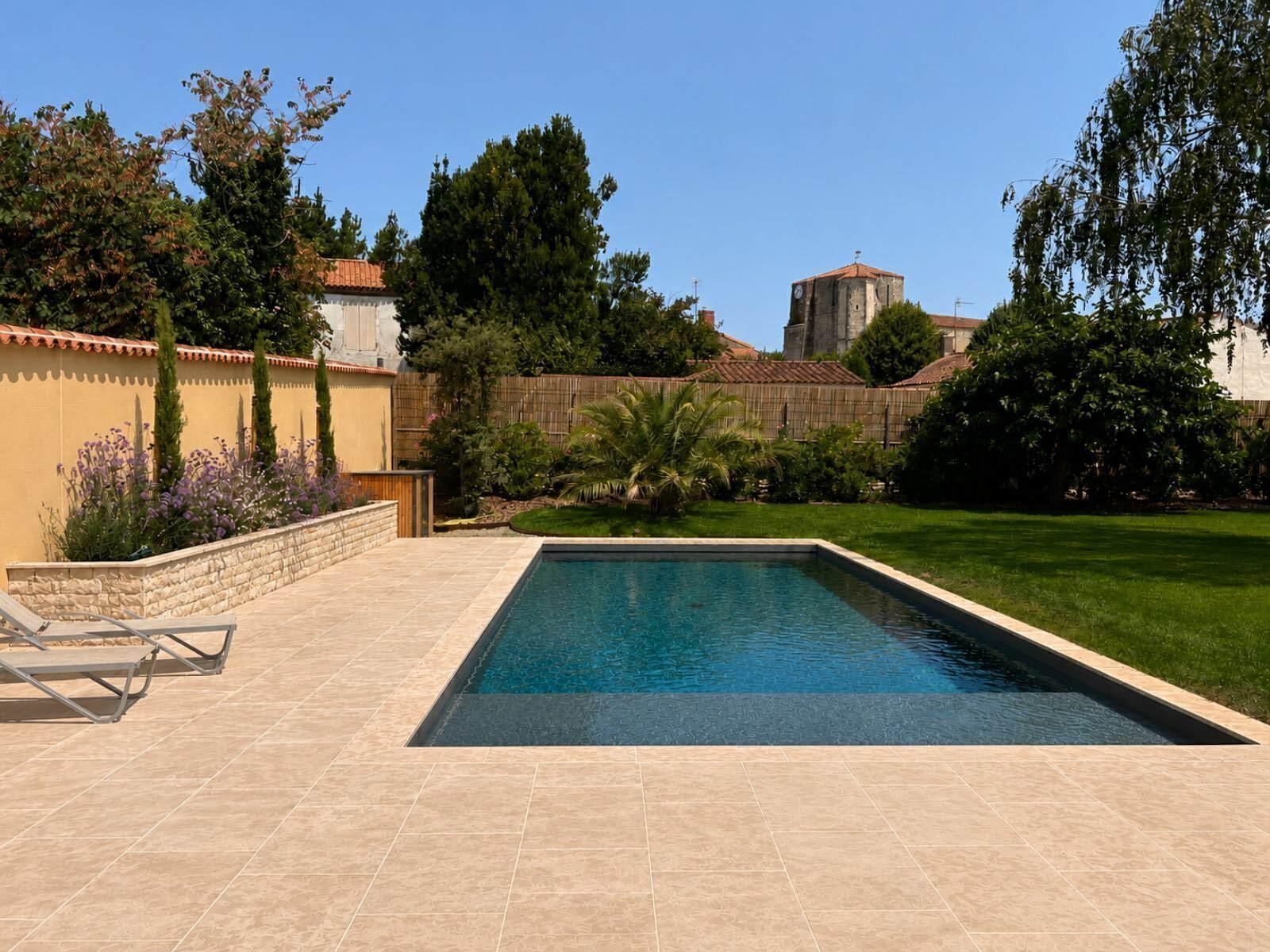 Terrasse en pierre naturelle et piscine terminées à Saint-Benoist-sur-Mer en Vendée, réalisées par LMA Savoir-Faire