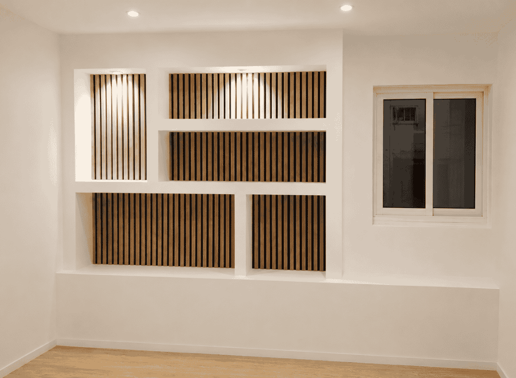 Aménagement d'un espace bien-être sur mesure réalisé par LMA Construction en Vendée avec niches décoratives et finitions haut de gamme.