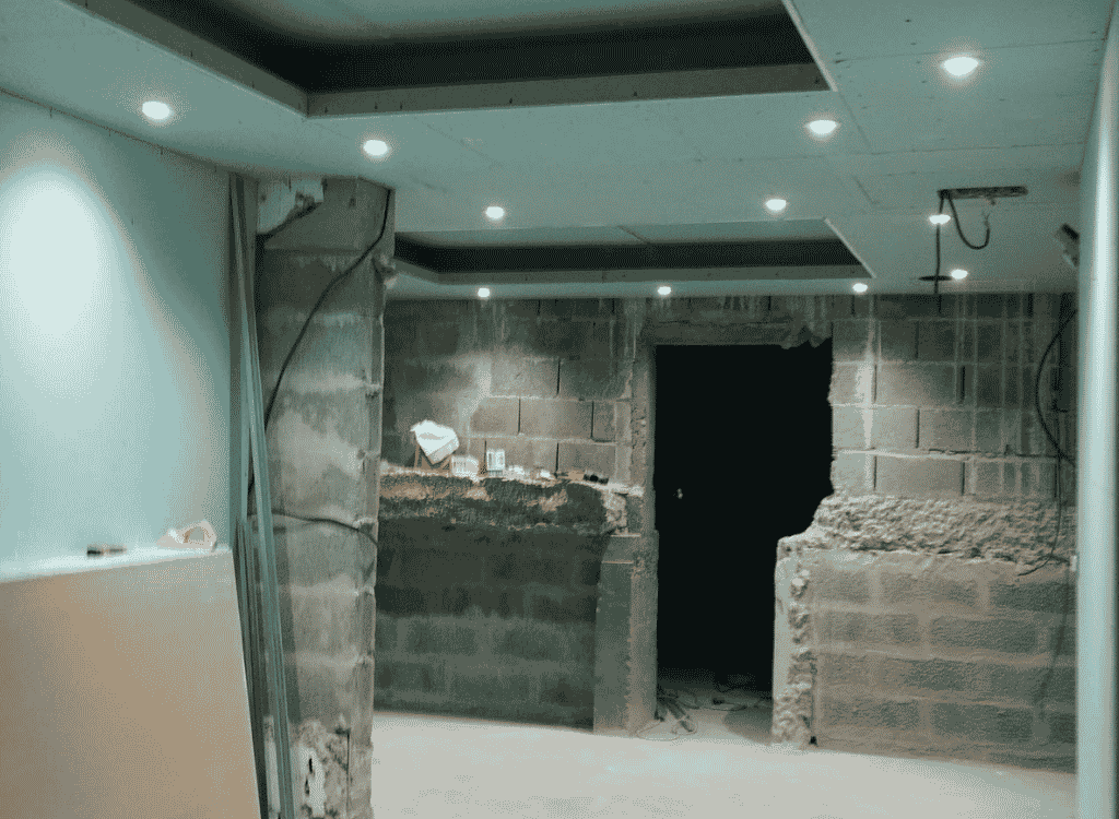 Avancement des travaux d'un espace bien-être avec création des cloisons et éclairage par LMA en Vendée.