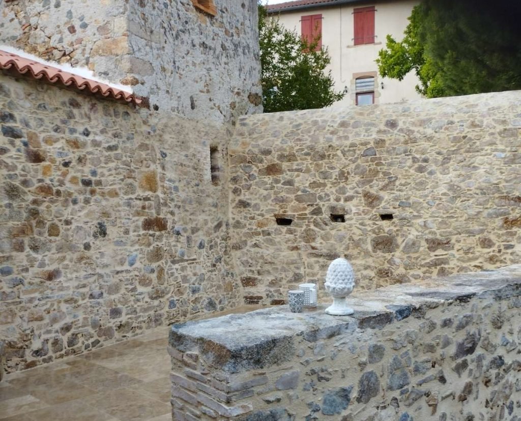 Mur en pierre naturelle et parement réalisé en Vendée par LMA Construction