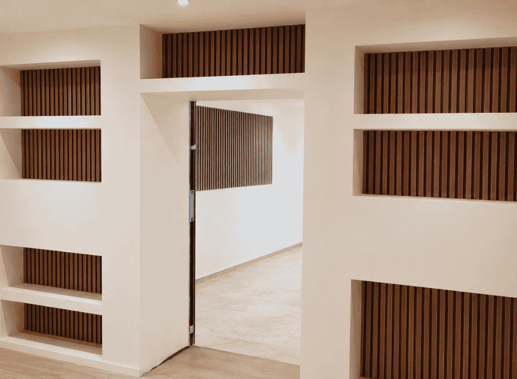 Espace bien-être sur mesure avec niches décoratives en bois réalisé par LMA Construction en Vendée.