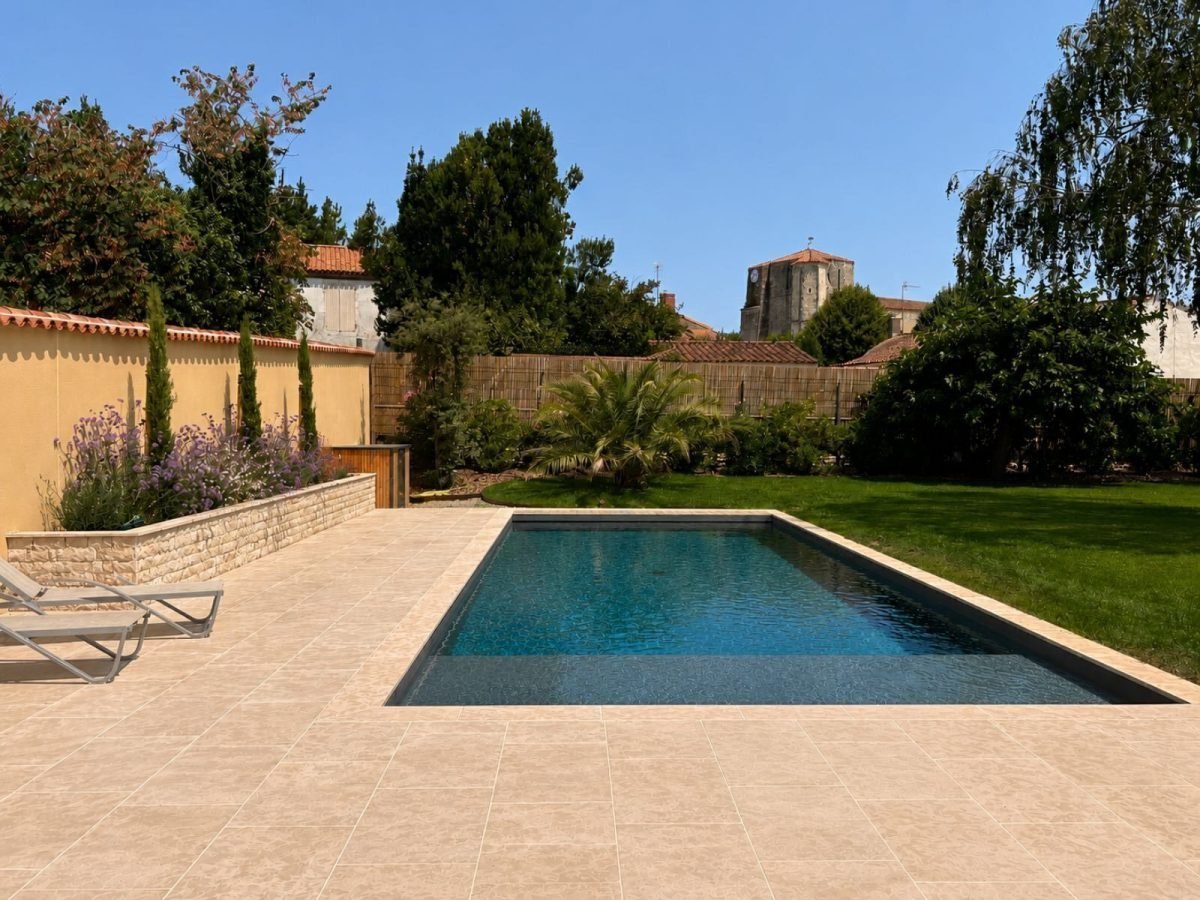 Terrasse en pierre naturelle et piscine terminées à Saint-Benoist-sur-Mer en Vendée, réalisées par LMA Savoir-Faire
