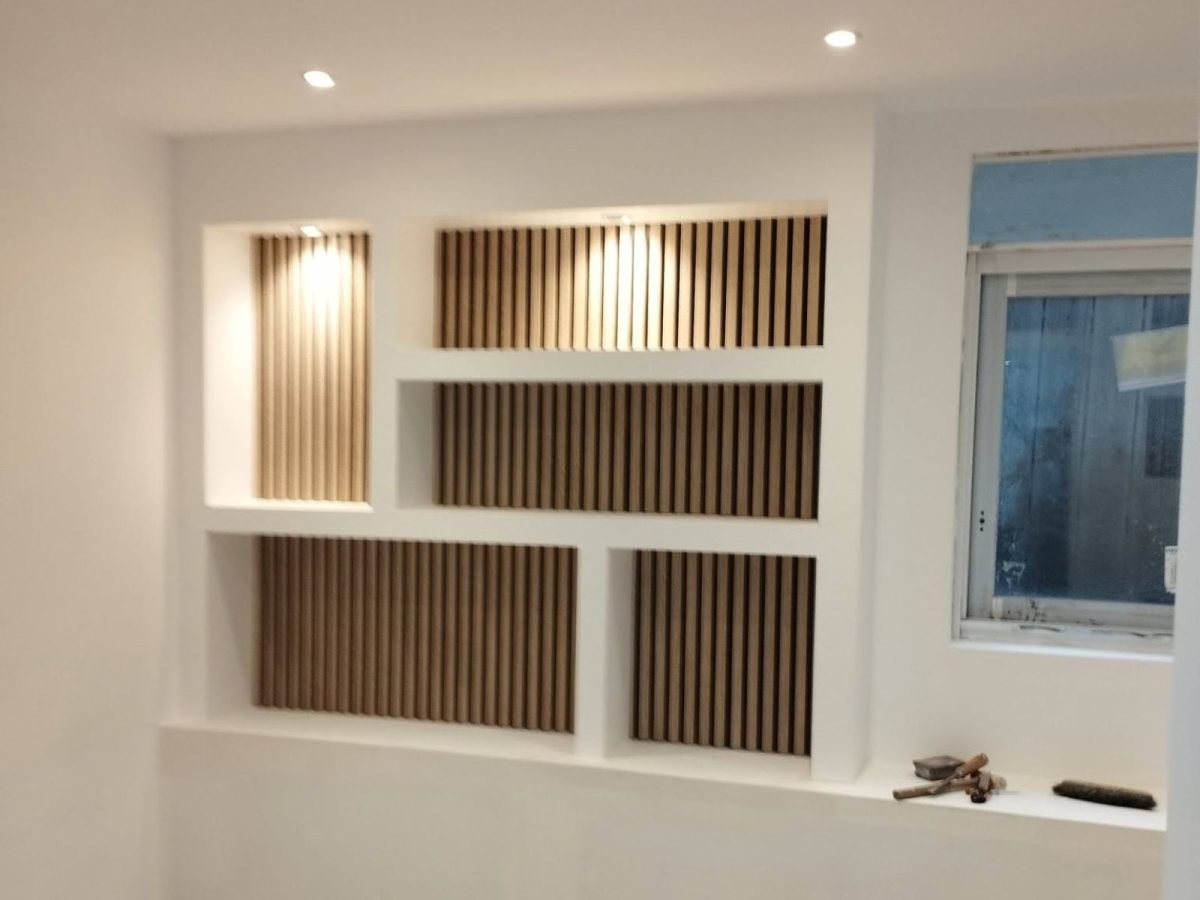 Aménagement d'un espace bien-être sur mesure avec claustras en bois et niches décoratives réalisé par LMA Savoir-Faire en Vendée.
