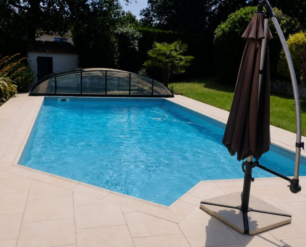 Terrasses de piscine en pierre naturelle réalisées par LMA Savoir-Faire en Vendée