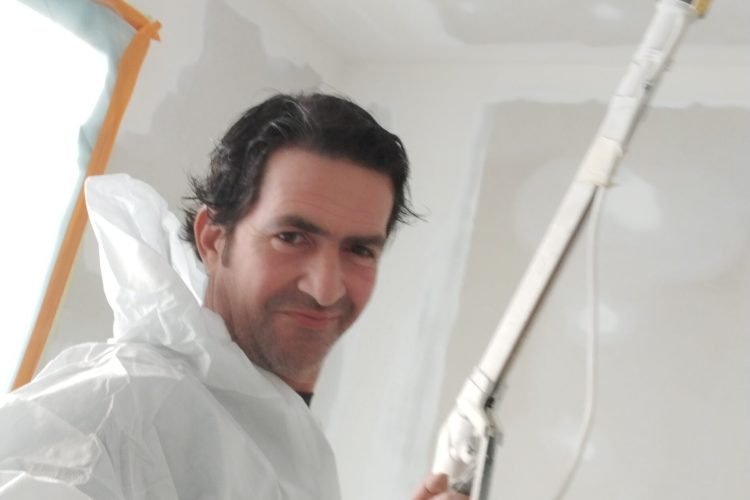 Trifon Lyubenov, artisan menuisier et carreleur, réalisant des travaux de peinture intérieure - LMA Savoir-Faire Nesmy Vendée